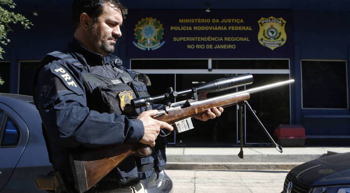 Rio de Janeiro - RJ  - 06/08/2020 - Policia - PRF apreende carregamento de armas que seria levado para o Complexo da Mare. Agentes realizaram a apreensao na Rodovia Presidente Dutra. Essa e considerada a maior apreensao de armas nos ultimos anos feita pela PRF -  Foto Reginaldo Pimenta / Agencia O Dia