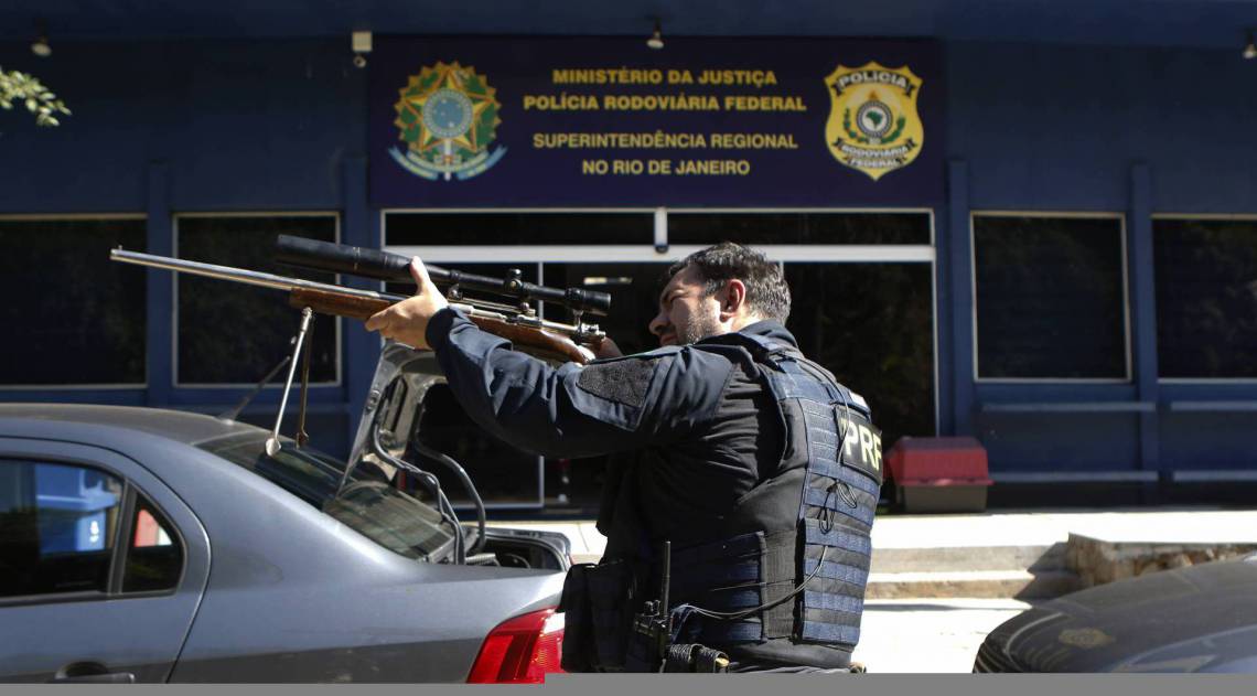 Rio de Janeiro - RJ  - 06/08/2020 - Policia - PRF apreende carregamento de armas que seria levado para o Complexo da Mare. Agentes realizaram a apreensao na Rodovia Presidente Dutra. Essa e considerada a maior apreensao de armas nos ultimos anos feita pela PRF -  Foto Reginaldo Pimenta / Agencia O Dia