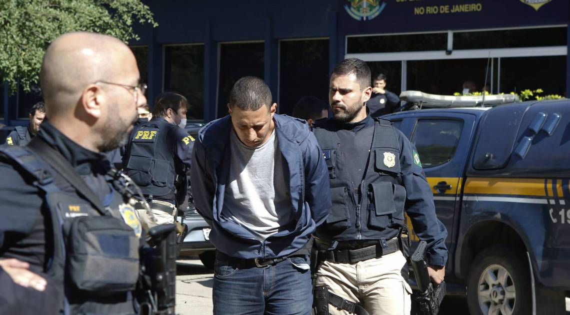 Rio de Janeiro - RJ  - 06/08/2020 - Policia - PRF apreende carregamento de armas que seria levado para o Complexo da Mare. Agentes realizaram a apreensao na Rodovia Presidente Dutra. Essa e considerada a maior apreensao de armas nos ultimos anos feita pela PRF -  Foto Reginaldo Pimenta / Agencia O Dia