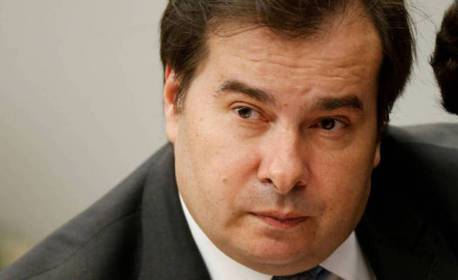 Rodrigo Maia diz que demora em comprar vacina é maior erro político de Bolsonaro