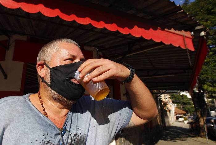 Alexandre Zuza, o 'Xandão': máscara especial para beber