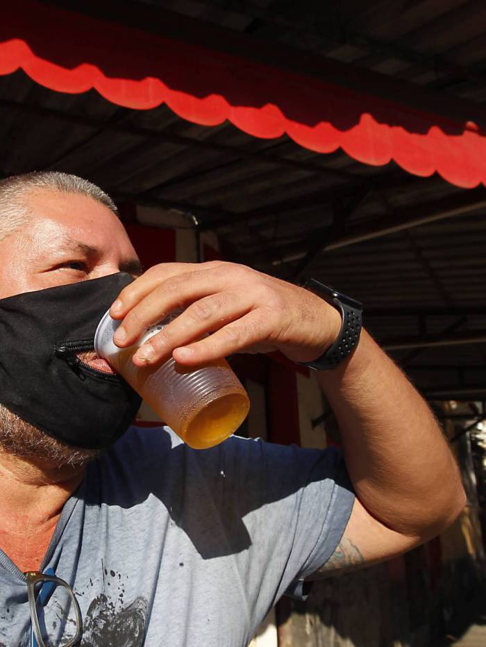 Alexandre Zuza, o 'Xandão': máscara especial para beber