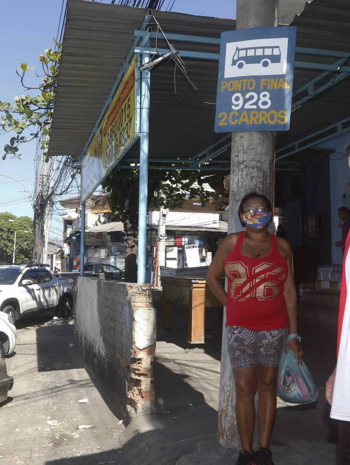 Rio de Janeiro - RJ  - 06/08/2020 - Geral - Linhas de onibus que sumiram - na foto, Sr. Francisco Freitas e Sra. Rosane Cortes de Freitas, reclamam do desaparecimento da linha 928, que fazia ponto final na Avenida Teixeira de Castro, em Ramos, zona norte da cidade -  Foto Reginaldo Pimenta / Agencia O Dia
