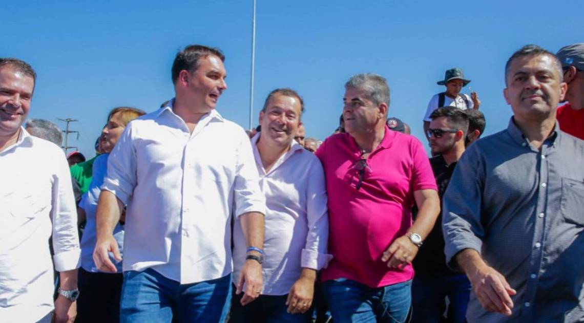 Flávio Bolsonaro participa de inauguração em Duque de Caxias - Reprodução Facebook/Divulgação