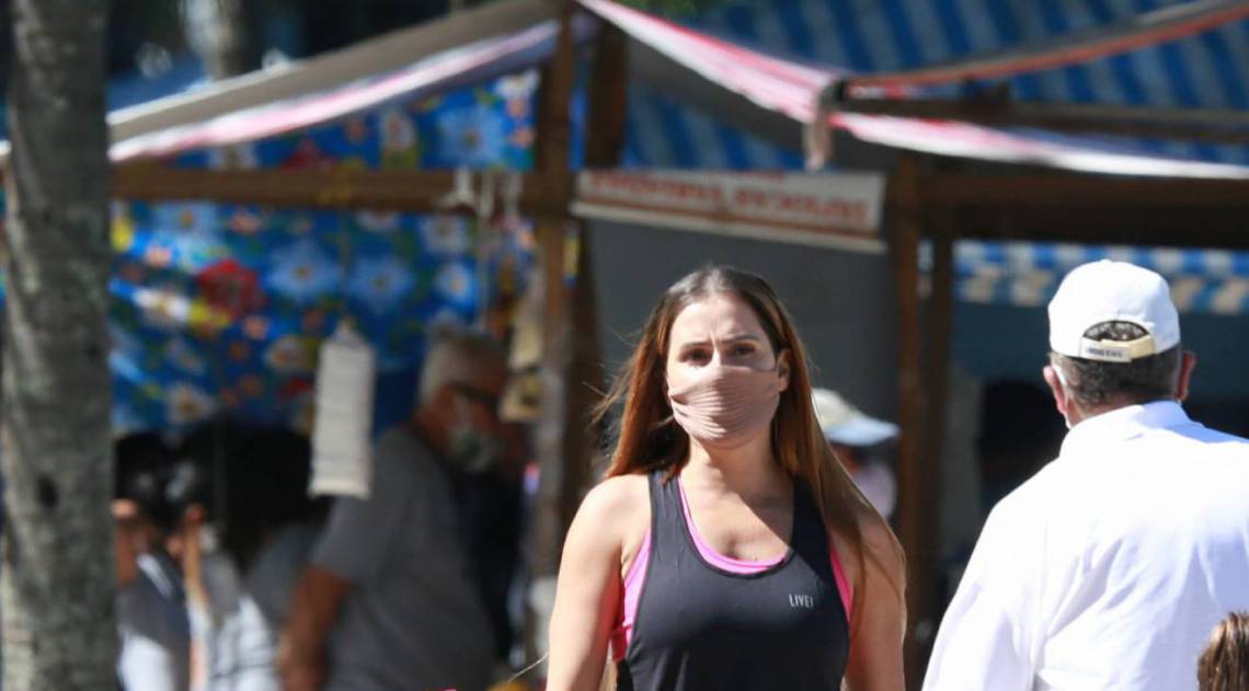 Deborah Secco passeia com a filha, Maria Flor, na Barra da Tijuca, Zona Oeste do Rio