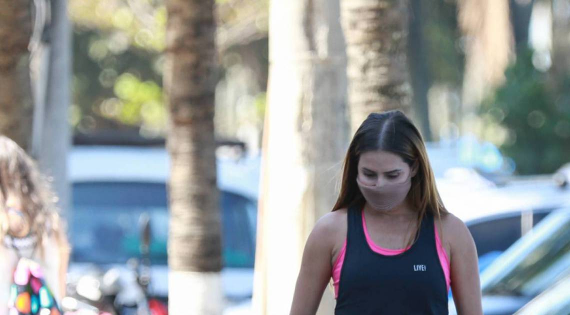 Deborah Secco passeia com a filha, Maria Flor, na Barra da Tijuca, Zona Oeste do Rio