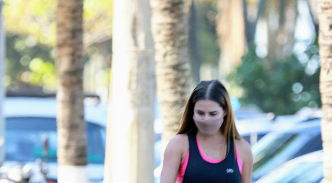 Deborah Secco passeia com a filha, Maria Flor, na Barra da Tijuca, Zona Oeste do Rio