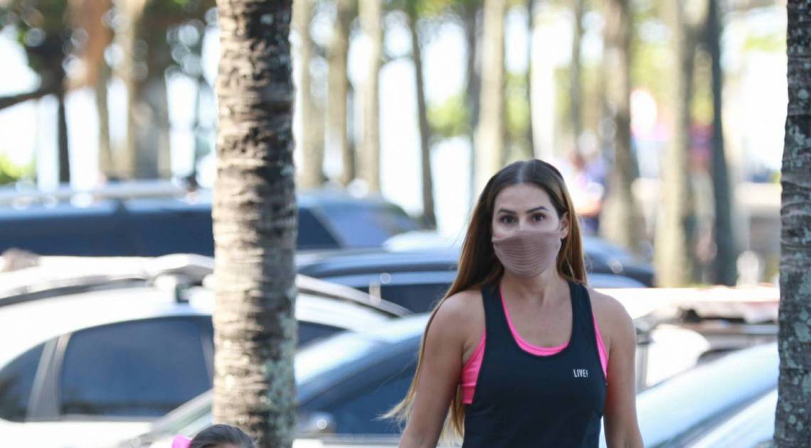 Deborah Secco passeia com a filha, Maria Flor, na Barra da Tijuca, Zona Oeste do Rio