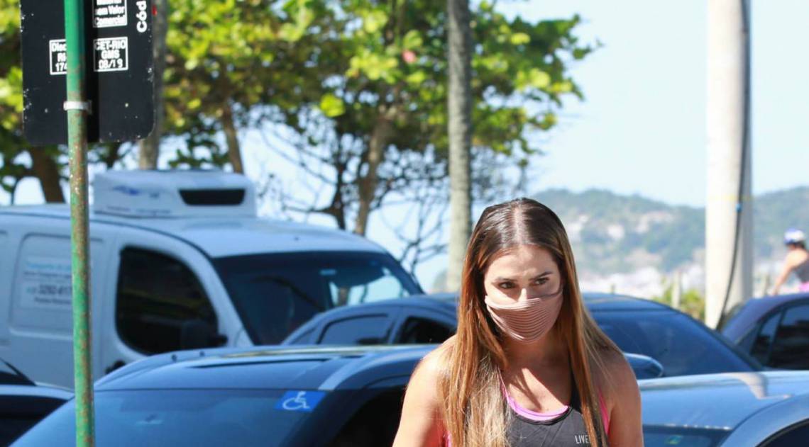 Deborah Secco passeia com a filha, Maria Flor, na Barra da Tijuca, Zona Oeste do Rio