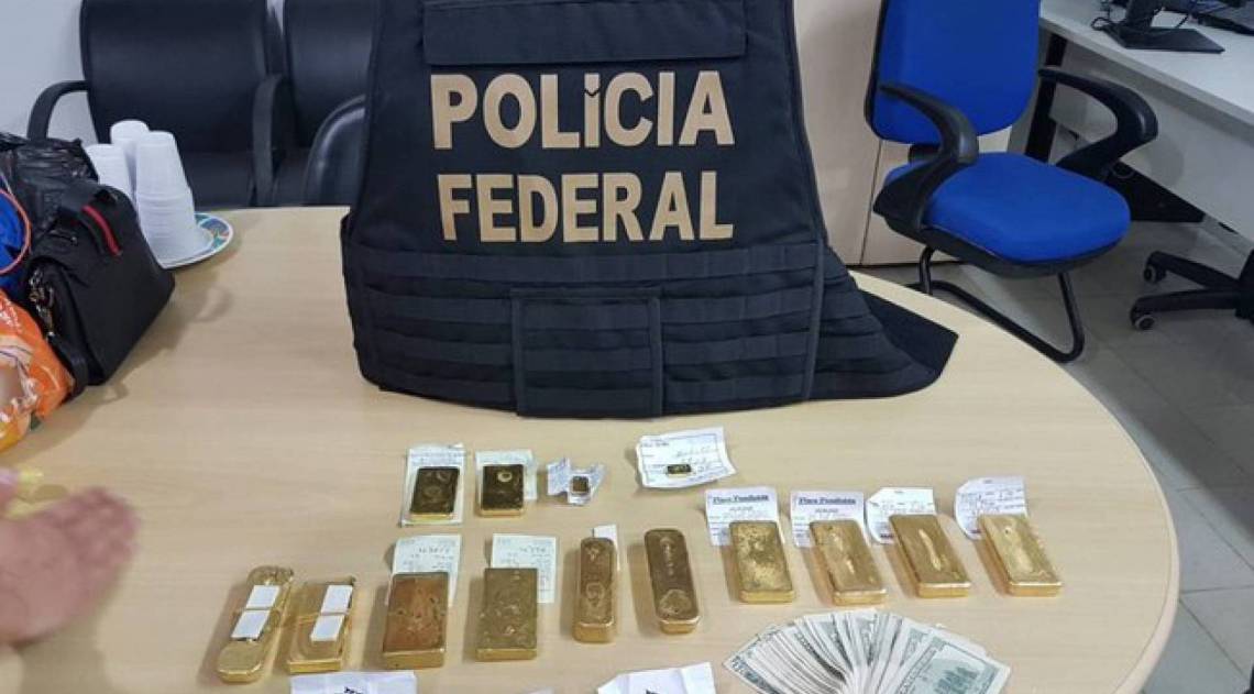 Mulher também carregava US$ 4.200 quando foi abordada - Divulgação/Polícia Federal