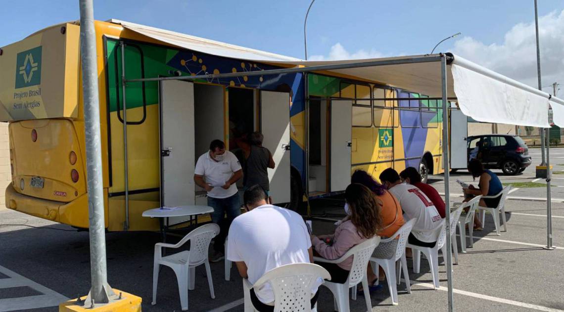 Pacientes aguardam consulta em ônibus itinerante do projeto Brasil Sem Alergias