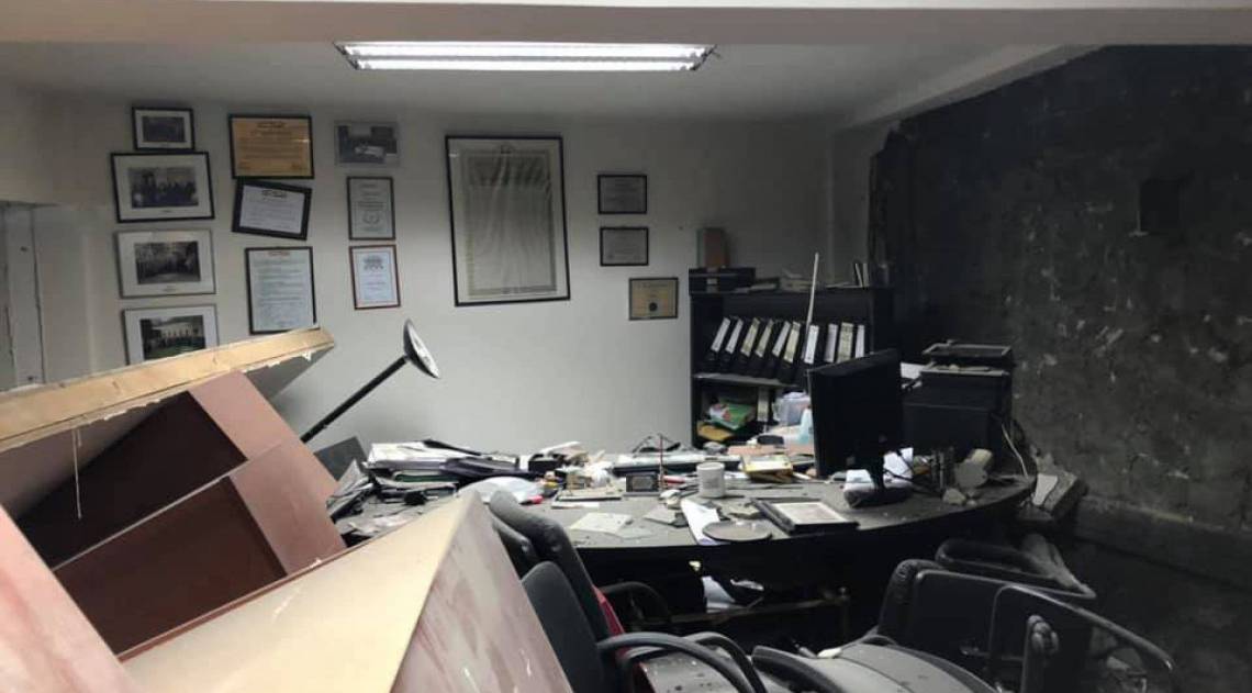 Interior de um escritório a 10 km do cais do porto de Beirute, onde houve a explosão