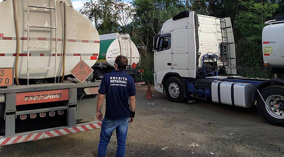 Veículos foram abordados pela PRF e encaminhados para o Posto Fiscal de Levy Gasparian, onde os Auditores Fiscais comprovaram a irregularidade - Divulgação