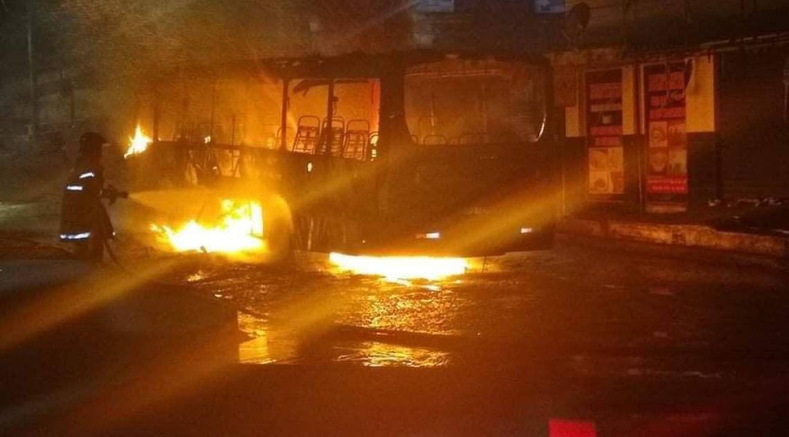 O &ocirc;nibus da Via&ccedil;&atilde;o Flores que possui sede no munic&iacute;pio  ficou completamente destru&iacute;do - Reprodu&ccedil;&atilde;o