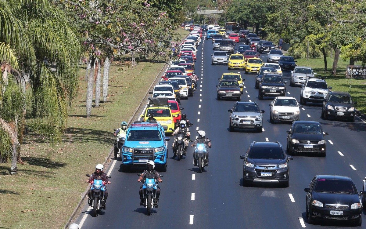 Rio,07/08/2020 -COVID-19 -CORONAVIRUS,FLAMENGO,manifestacao dos donos de auto escolas do Rio de Janeiro.Na foto, manifestantes no Aterro do Flamengo.Foto: Cleber Mendes/Agência O Dia - Cléber Mendes