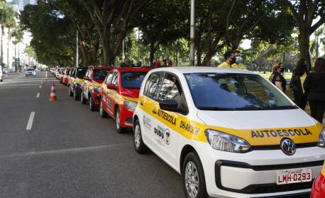Governo estuda acabar com exigência de autoescola para carteira de habilitação