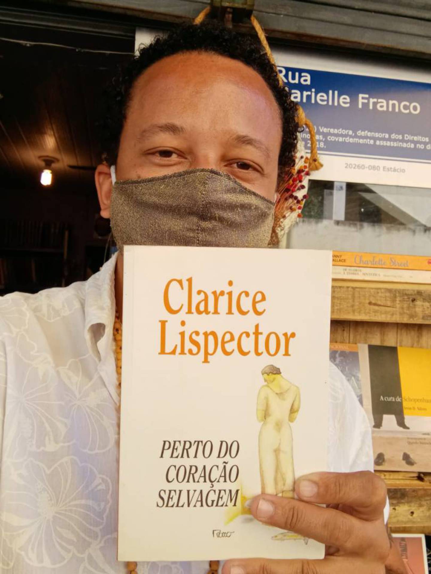 Ivan Costa, dono do sebo Belle Époque, conta que os livros de Clarice não esquentam lugar nas prateleiras: mal chega um, já aparece um comprador