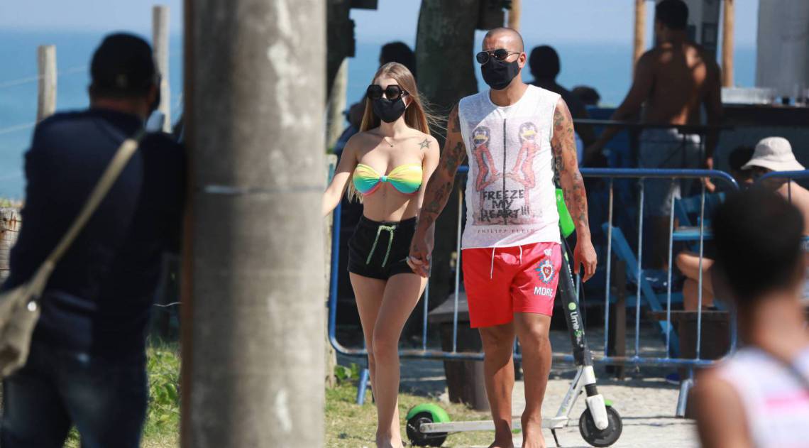 Emerson Sheik faz caminhada na orla da Barra da Tijuca com a namorada