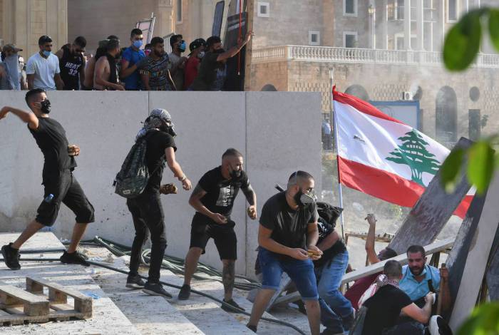 Violentos protestos eclodiram em Beirute neste sábado