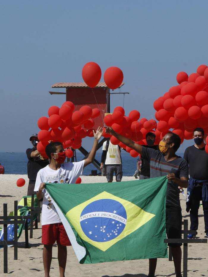 ONG Rio de Paz fez ato em memoria dos 100 mil brasileiros mortos vítimas da Covid-19, em Copacabana