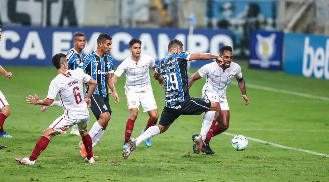 Diego Souza toca para marcar o gol da vitória do Grêmio sobre o Fluminense