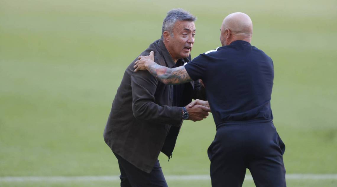Dome (à esquerda) cumprimenta o argentino Jorge Sampaoli, do Galo - Gilvan de Souza 