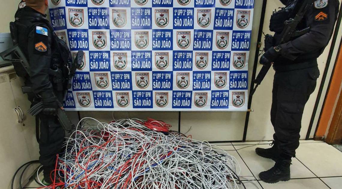 Mais de 40kg de fios foram apreendidos na madrugada deste domingo - Reprodução / Twitter PMERJ