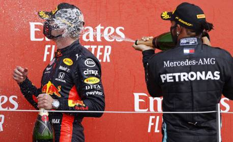 Max Verstappen pede cautela a Hamilton em disputas na pista e critica punição