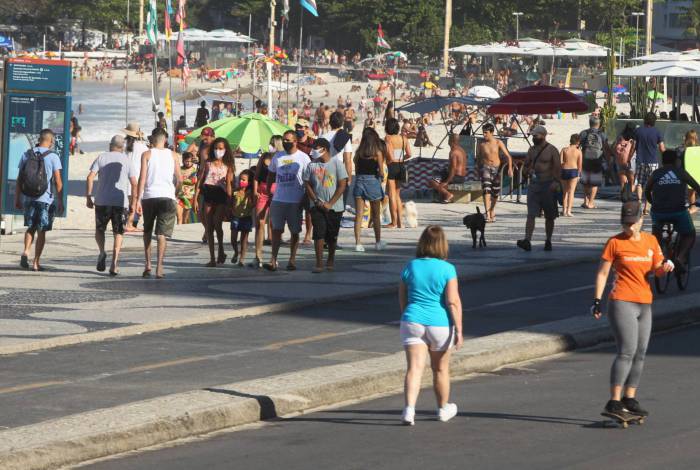 Ontem, a vida até parecia uma festa em Copacabana. Sem medo da covid-19, cariocas lotaram areia e orla e, muitos, sem máscaras. Aglomeração não é recomendada 