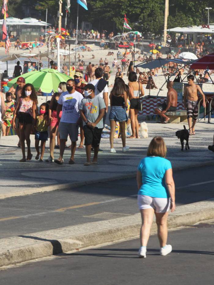 Sem medo da covid-19, cariocas lotaram areia e orla e, muitos, sem m&aacute;scaras. Aglomera&ccedil;&atilde;o n&atilde;o &eacute; recomendada 