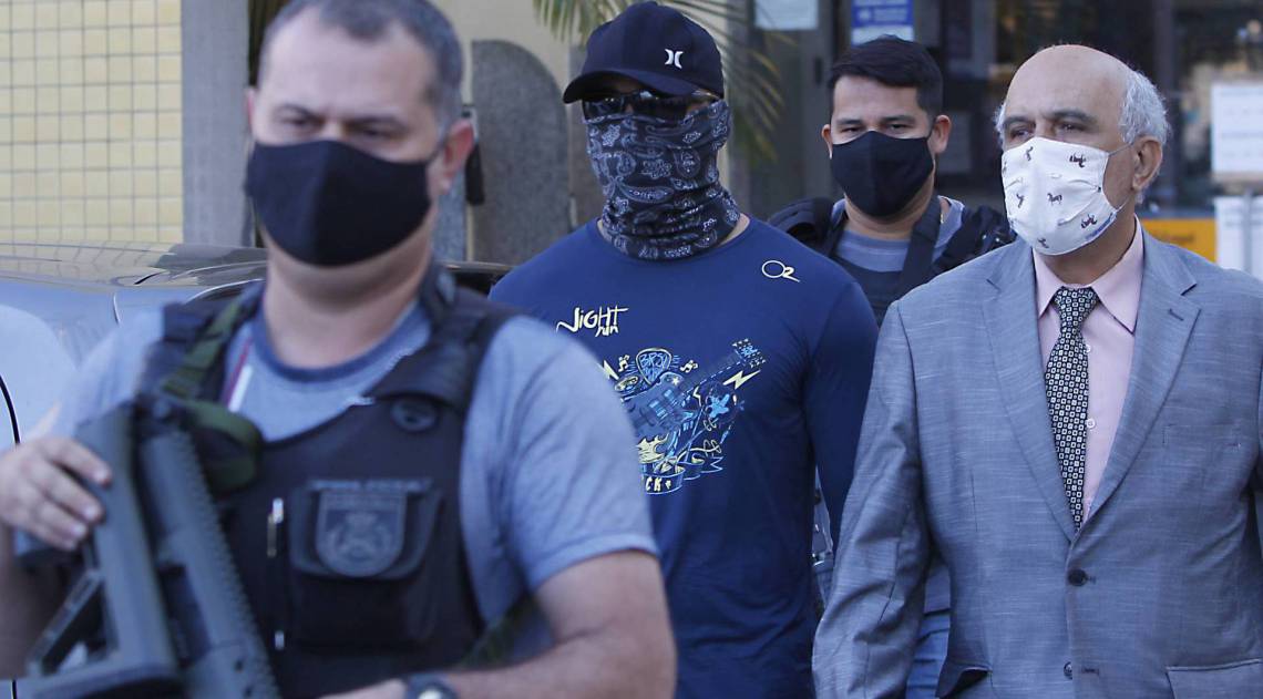 O soldado da PM Diego Alves da Silva escondeu o rosto na saída 37ª DP - Luciano Belford/Agência O Dia