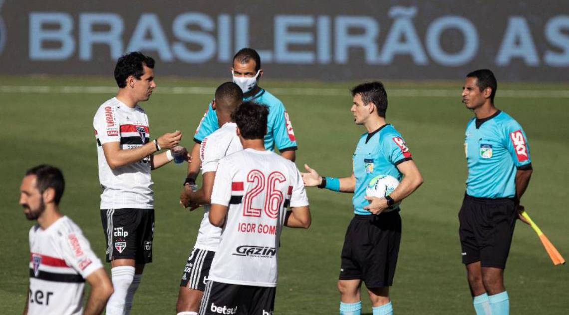 Jogadores do S&atilde;o Paulo chegaram a entrar em campo para enfrentar o Goi&aacute;s
