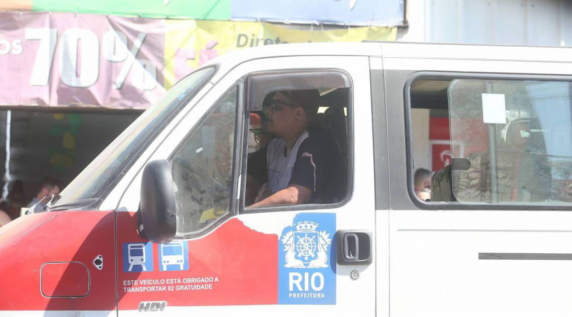 Rio,10/08/2020 -COVID-19 -CORONAVIRUS,CAMPO GRANDE,sumico das linhas de onibus aumetam busca por vans, mas transporte apresenta irregularidades durante a pandemia.grande. Na foto, motorista sem mascara.Foto: Cleber Mendes/Agência O Dia