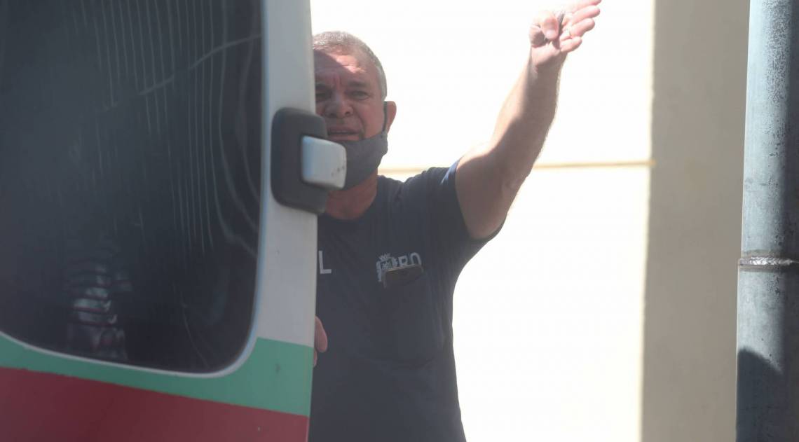 Rio,10/08/2020 -COVID-19 -CORONAVIRUS,ZONA OESTE, sumico das linhas de onibus aumetam busca por vans, mas transporte apresenta irregularidades durante a pandemia.grande. Na foto, motorista sem mascara.Foto: Cleber Mendes/Agência O Dia