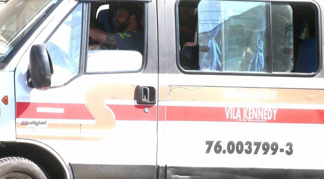 Rio,10/08/2020 -COVID-19 -CORONAVIRUS,VILA KENNEDY, sumico das linhas de onibus aumetam busca por vans, mas transporte apresenta irregularidades durante a pandemia.grande. Na foto, motorista sem mascara.Foto: Cleber Mendes/Agência O Dia