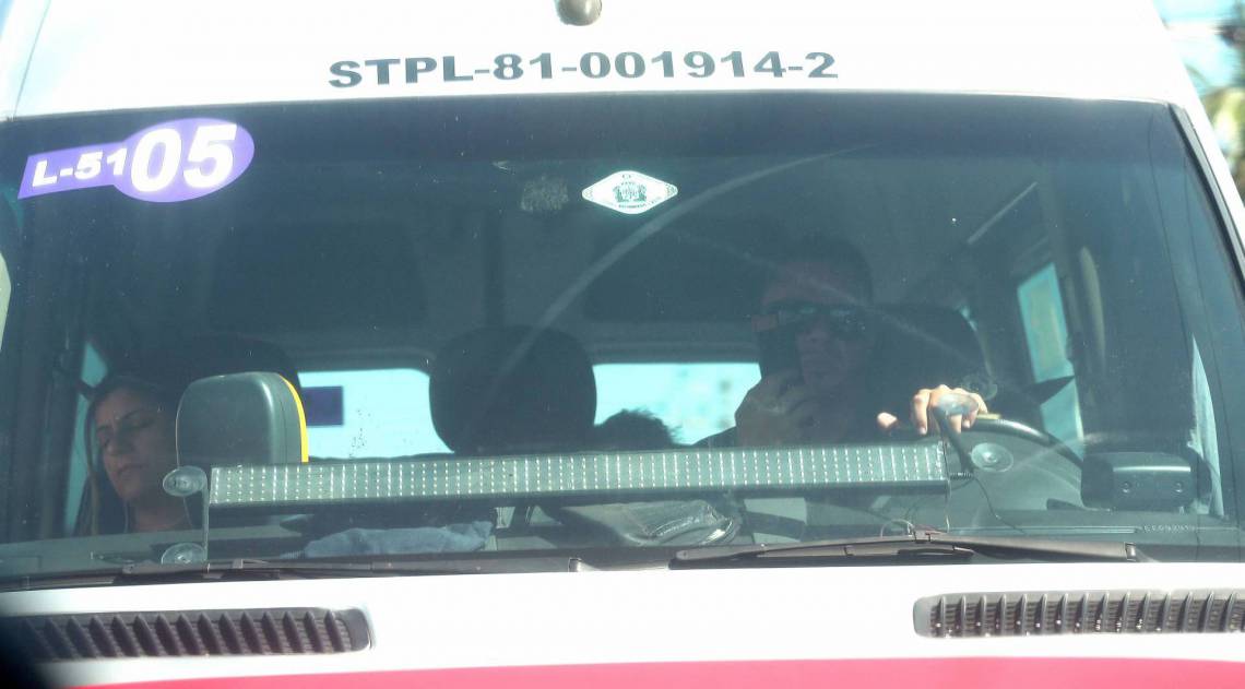 Rio,10/08/2020 -COVID-19 -CORONAVIRUS,REALENGO, sumico das linhas de onibus aumetam busca por vans, mas transporte apresenta irregularidades durante a pandemia.grande. Na foto, motorista sem mascara.Foto: Cleber Mendes/Agência O Dia