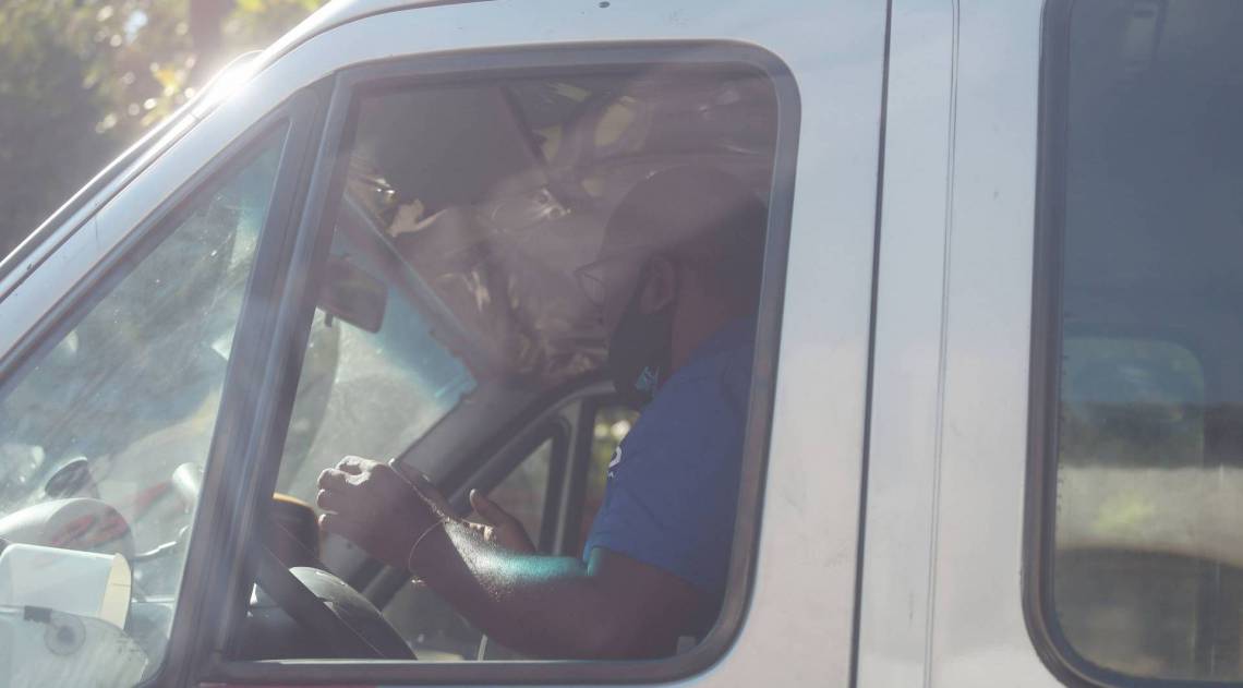 Rio,10/08/2020 -COVID-19 -CORONAVIRUS,BANGU, sumico das linhas de onibus aumetam busca por vans, mas transporte apresenta irregularidades durante a pandemia.grande. Na foto, motorista sem mascara.Foto: Cleber Mendes/Agência O Dia