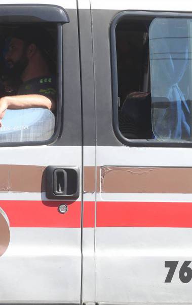 Rio,10/08/2020 -COVID-19 -CORONAVIRUS,VILA KENNEDY, sumico das linhas de onibus aumetam busca por vans, mas transporte apresenta irregularidades durante a pandemia.grande. Na foto, motorista sem mascara.Foto: Cleber Mendes/Agência O Dia