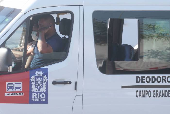 Em Campo Grande, na Zona Oeste, um motorista de van dirige sem a máscara de uso obrigatório
