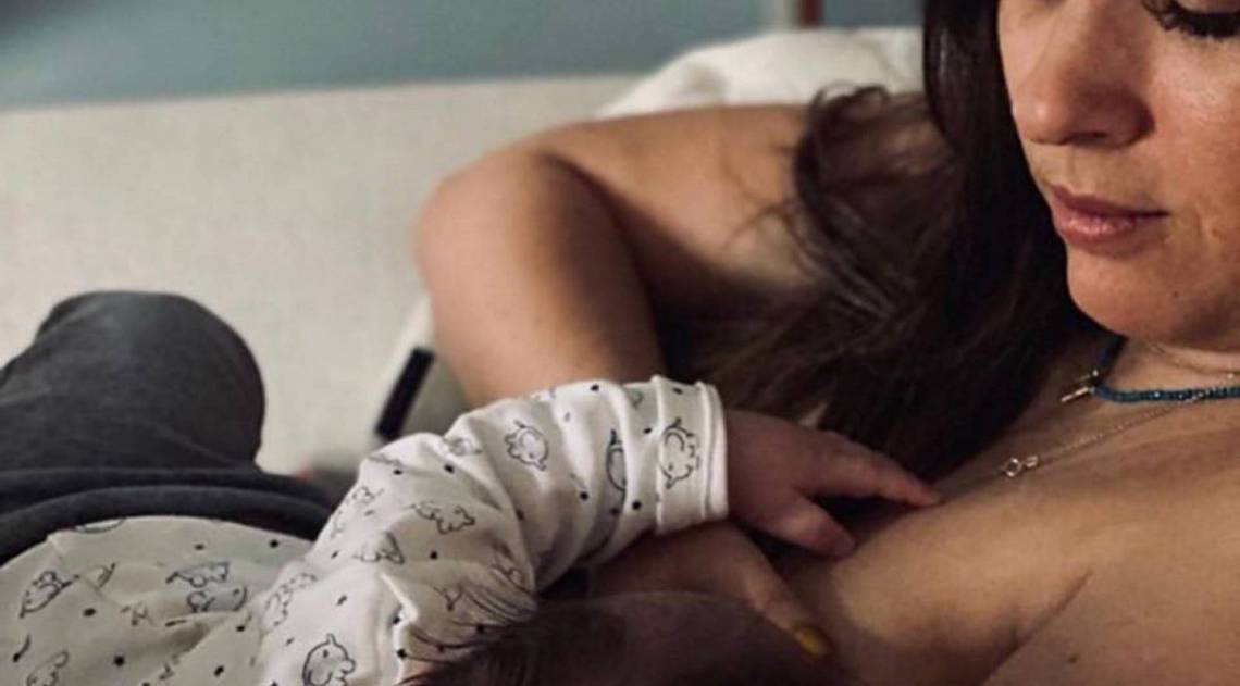 Tat&aacute; Werneck posta foto amamentando a filha para comemorar anivers&aacute;rio de 37 anos