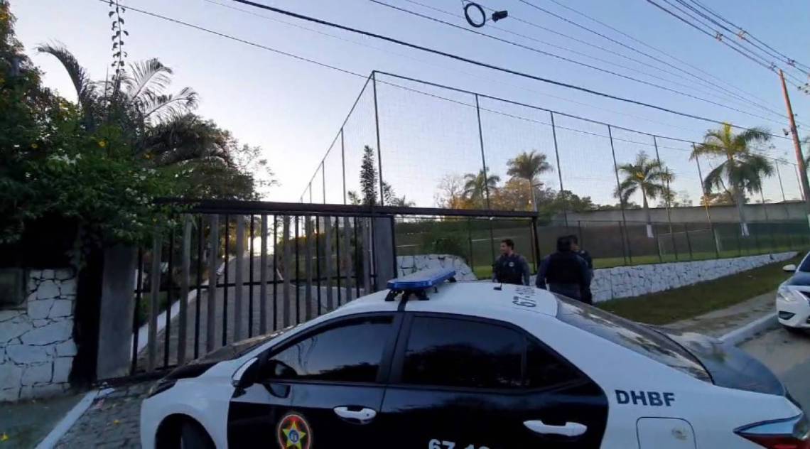 Policiais da Delegacia de Homicídios da Baixada Fluminense (DHBF) cumprem oito mandados de busca e apreensão contra suspeitos de integrarem grupo de extermínio - Reprodução