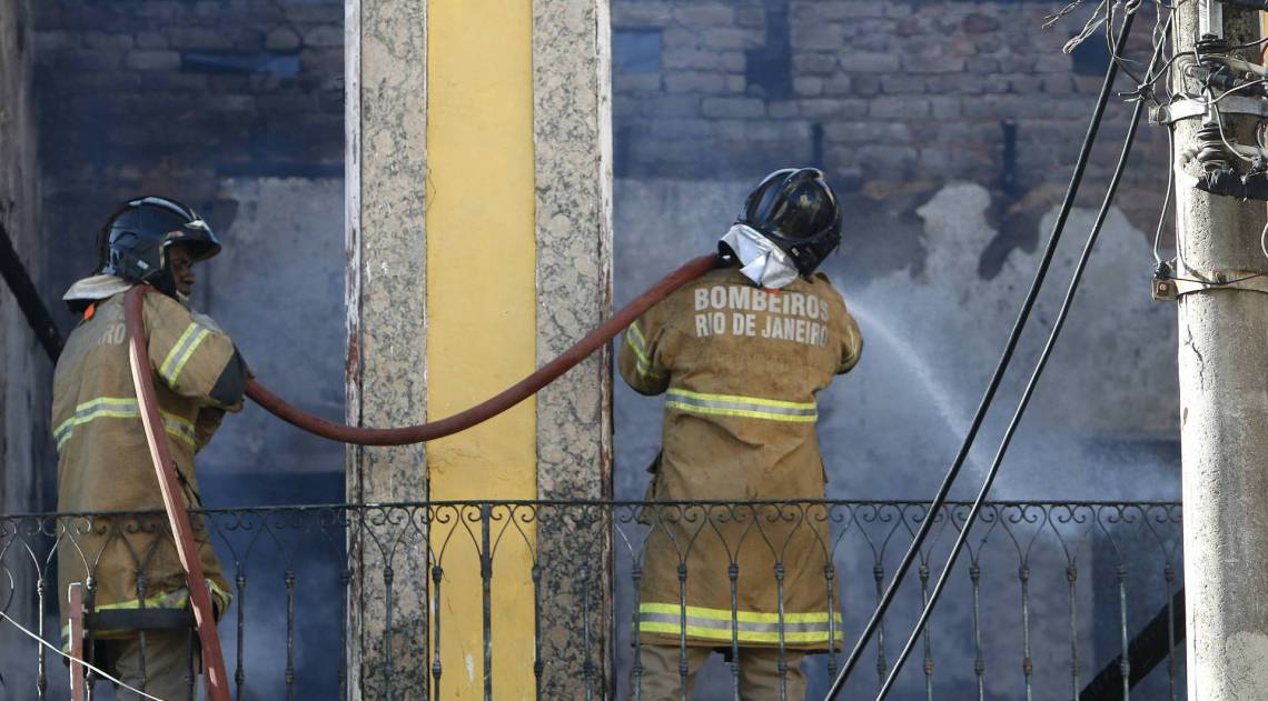 Rio de Janeiro - RJ - 11/08/2020 - Geral - Incendio em casarao antigo na Gamboa, zona portuaria do Rio, na manha de hoje - Foto Reginaldo Pimenta / Agencia O Dia