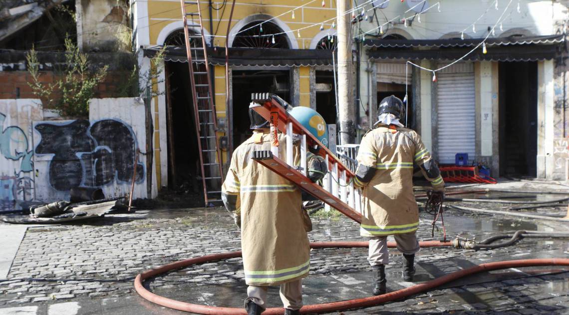 Rio de Janeiro - RJ - 11/08/2020 - Geral - Incendio em casarao antigo na Gamboa, zona portuaria do Rio, na manha de hoje - Foto Reginaldo Pimenta / Agencia O Dia
