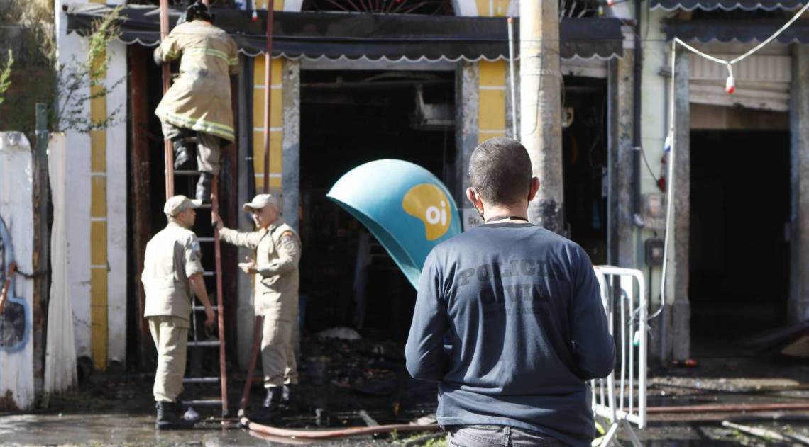 Rio de Janeiro - RJ - 11/08/2020 - Geral - Incendio em casarao antigo na Gamboa, zona portuaria do Rio, na manha de hoje - Foto Reginaldo Pimenta / Agencia O Dia