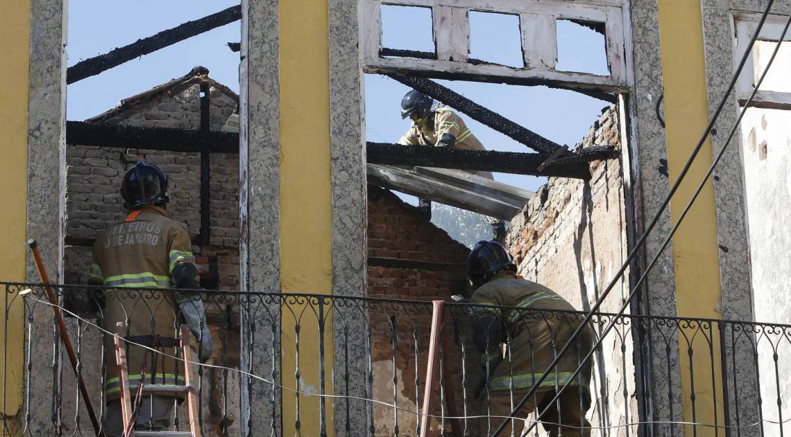 Rio de Janeiro - RJ - 11/08/2020 - Geral - Incendio em casarao antigo na Gamboa, zona portuaria do Rio, na manha de hoje - Foto Reginaldo Pimenta / Agencia O Dia