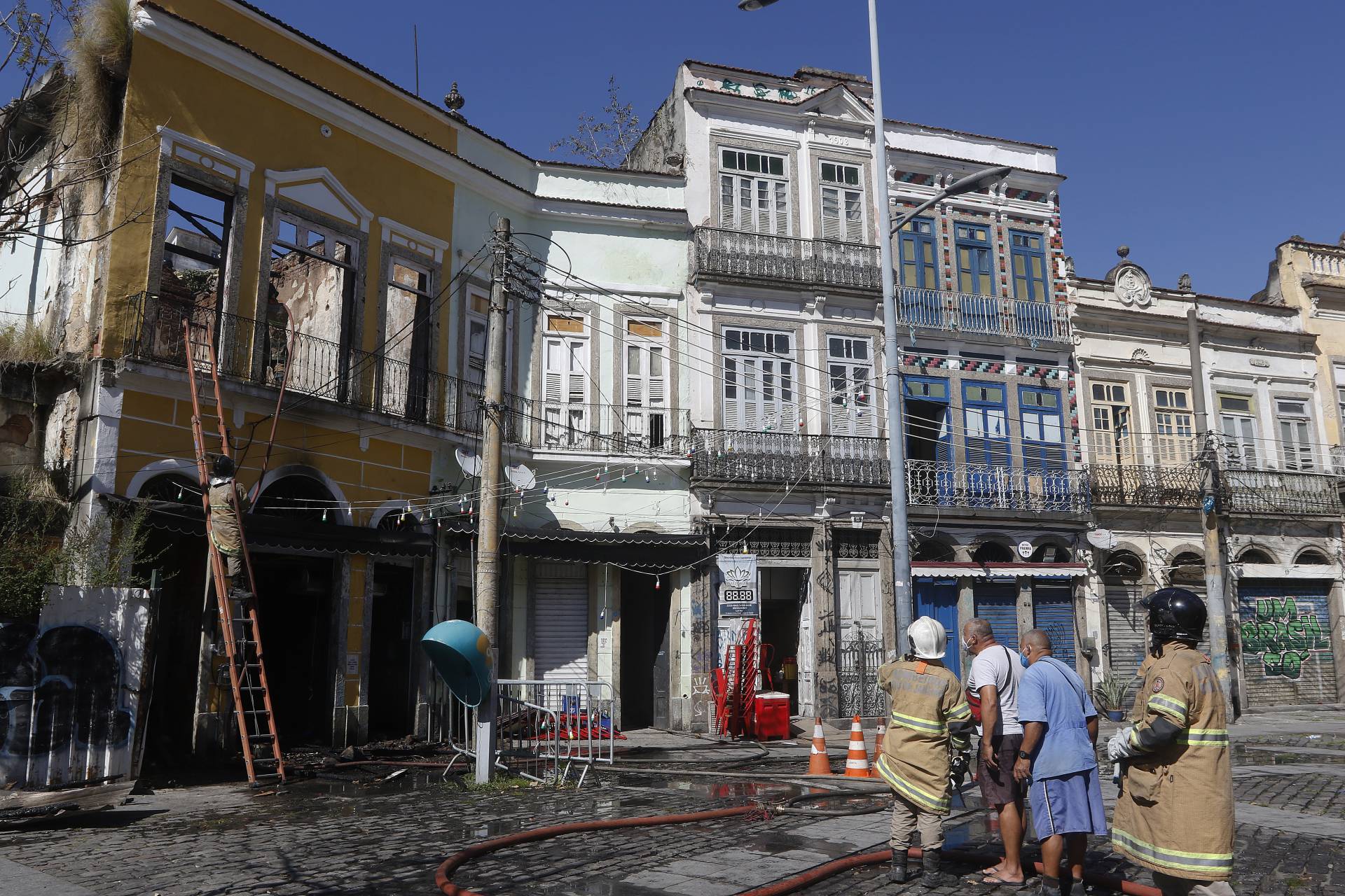 Rio de Janeiro - RJ - 11/08/2020 - Geral - Incendio em casarao antigo na Gamboa, zona portuaria do Rio, na manha de hoje - Foto Reginaldo Pimenta / Agencia O Dia