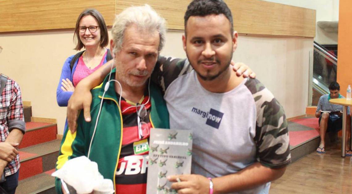Um dos criadores da Flup, Julio Ludemir ao lado do escritor Jessé Andarilho (direita)
 - Reprodução de internet