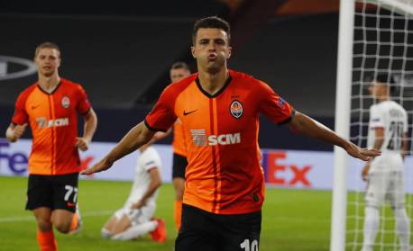 Após risco de ir para a guerra, atacante desembarca no Brasil e se emociona