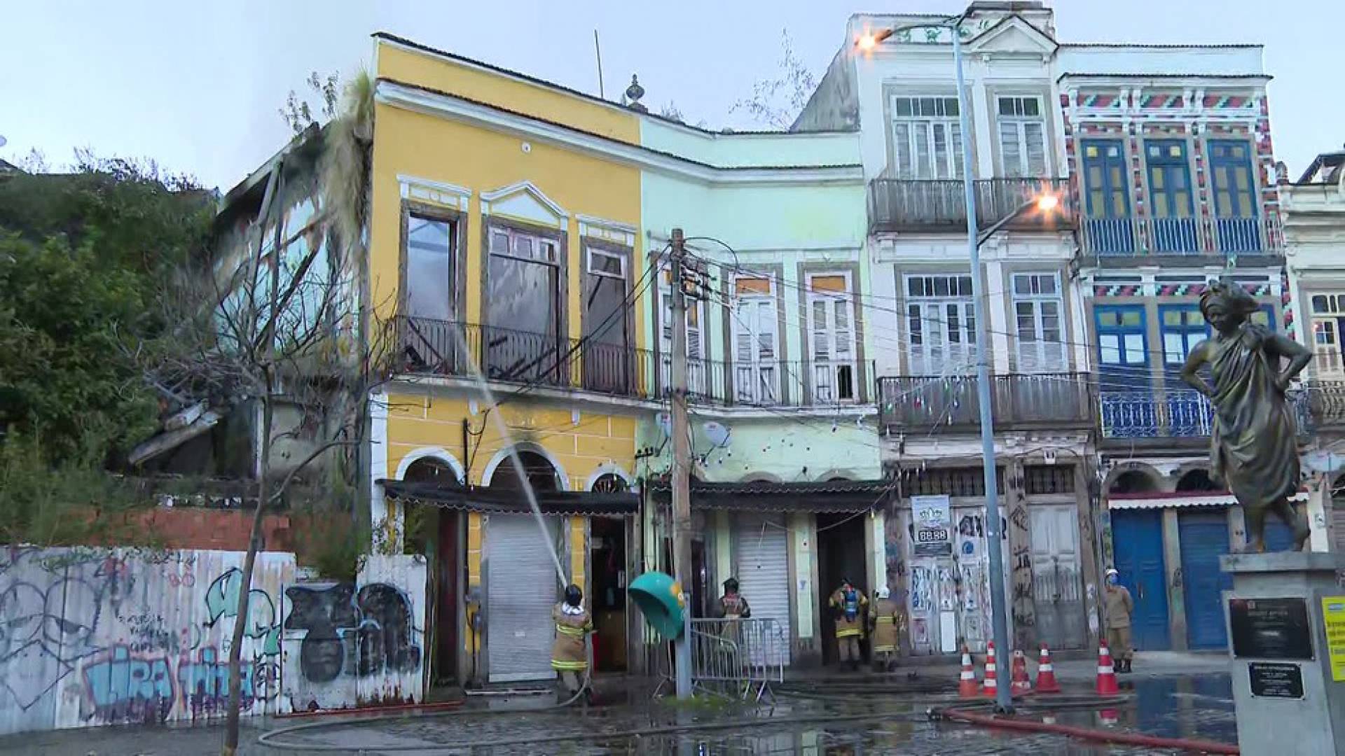 Sobrado no Largo de São Francisco da Prainha é atingido por incêndio