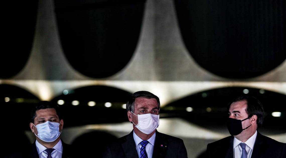 Ao lado do presidente do Senado, Davi Alcolumbre (esquerda), e do presidente da Câmara, Rodrigo Maia (direita), o presidente Jair Bolsonaro firmou compromisso com a pauta econômica - ESTADÃO CONTEÚDO